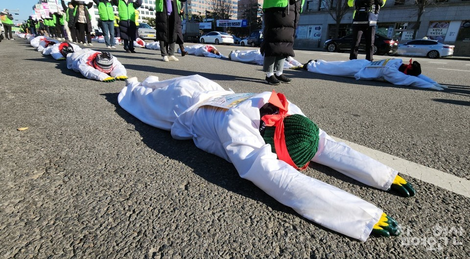 학교비정규직 오체투지··· 폐암 산재 예방 등 예산 국회에 촉구