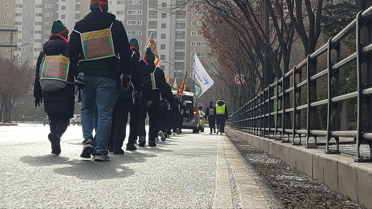 [인터뷰+] 거리로 나선 학교 급식실 노동자들