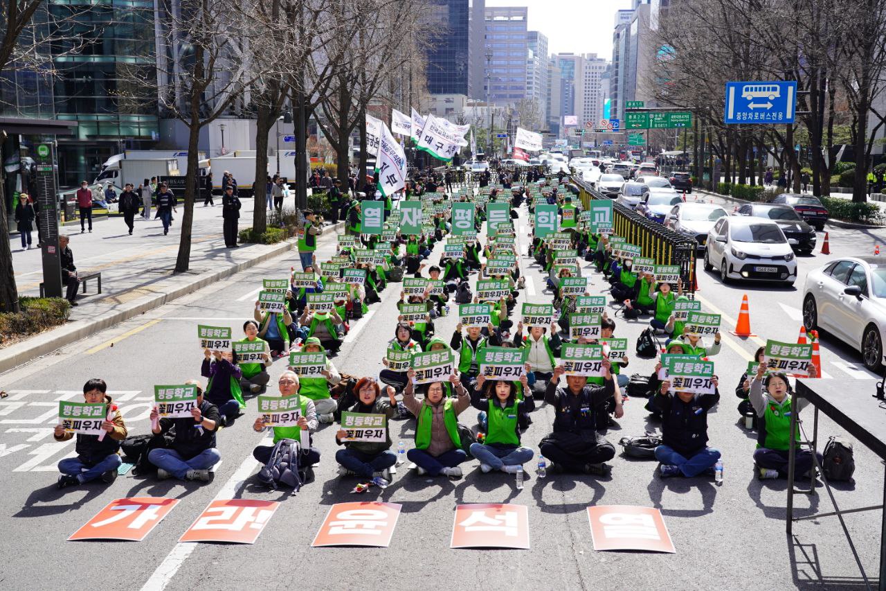 [오마이뉴스] 전국교육공무직본부 '윤석열 보내고, 평등학교 꽃 피우자'